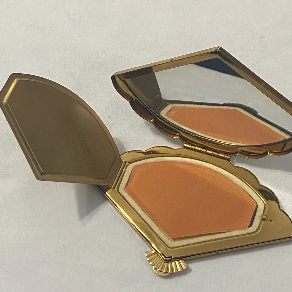 RARE 1940s Gold Henriette Mirror Compact with Etched Design - Picture 11 of 16